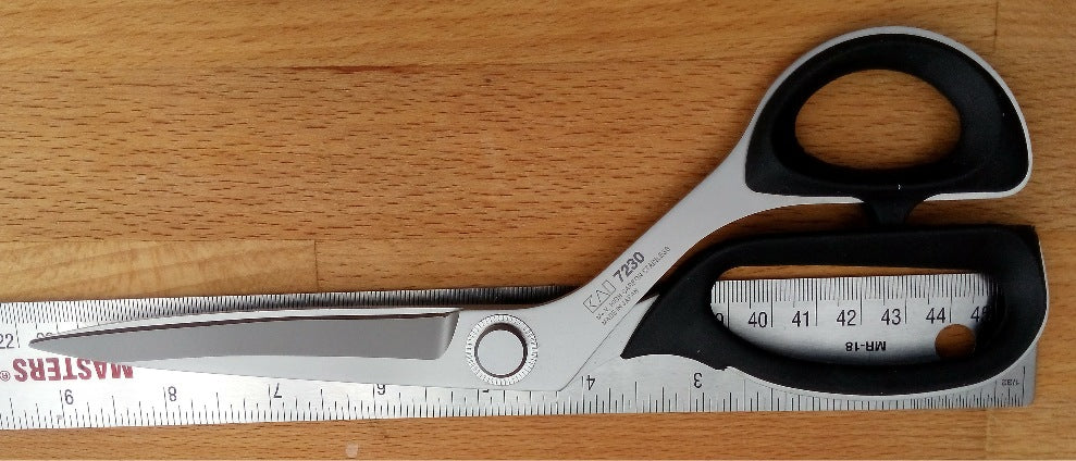 Kai 7230 Professional Series 9" 23cm Premium Tailor & Fiberglass Scissors / Shears